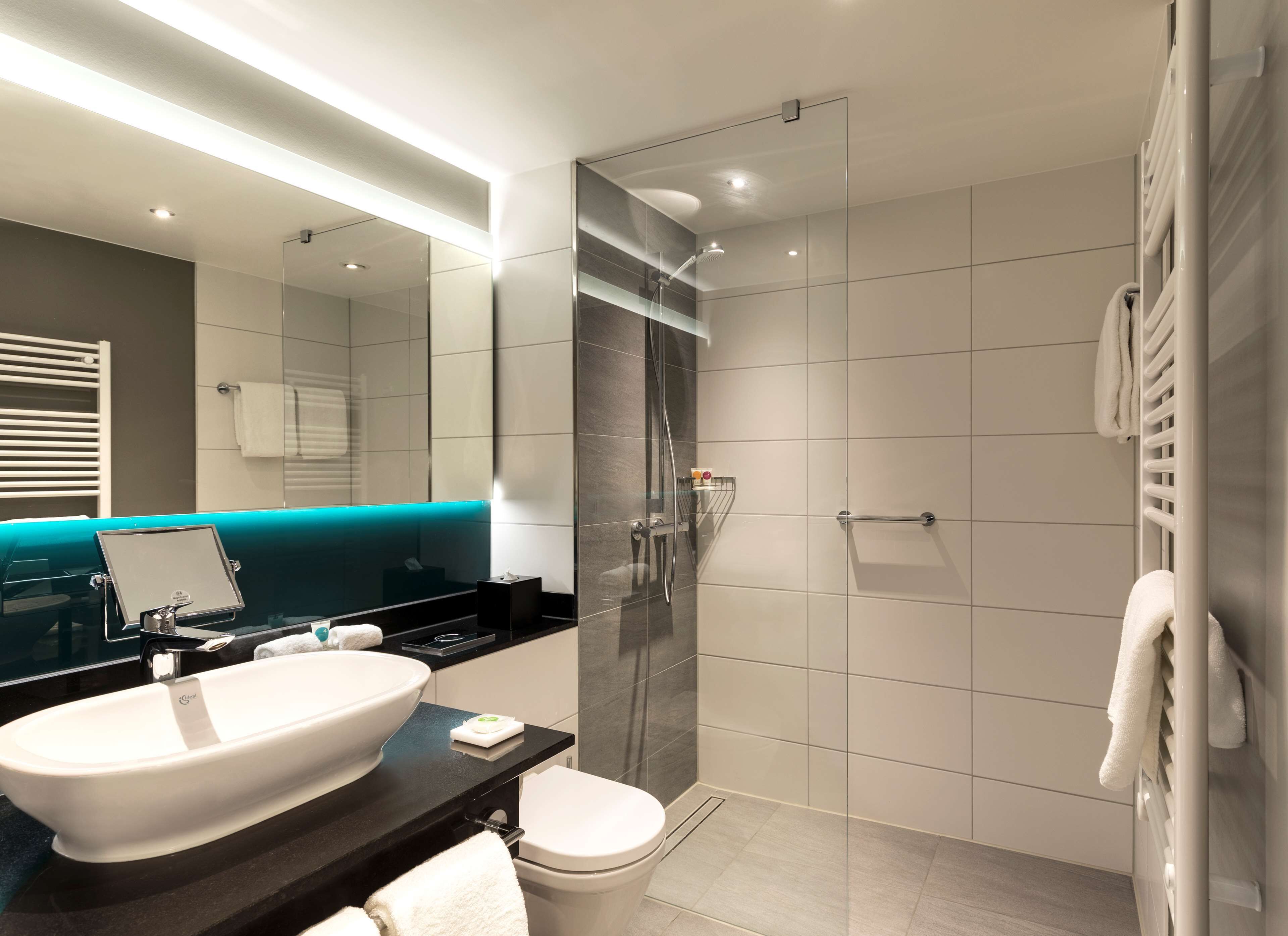 Designer-Toilettenartikel, Haartrockner, Handtücher