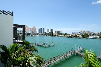  Luxury Townhome steps to the beach- 5 star Reviewed for 7 years now!