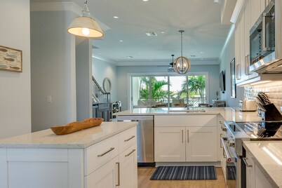  Luxury Townhome steps to the beach- 5 star Reviewed for 7 years now!