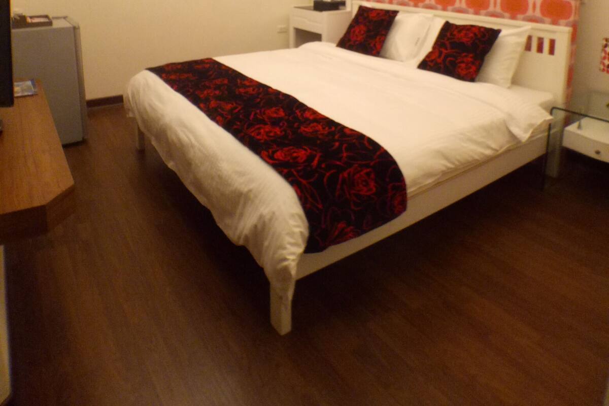 Habitación estándar doble | Escritorio, cortinas opacas, sistema de insonorización