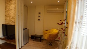 42-inch LCD TV with digital channels, TV - happy168 hostel (Hualien City)