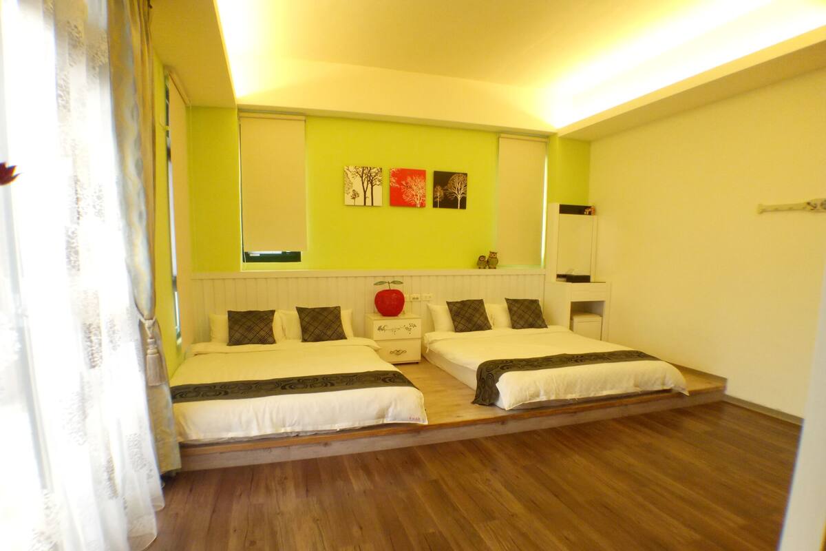 Escritorio, cortinas opacas, sistema de insonorización