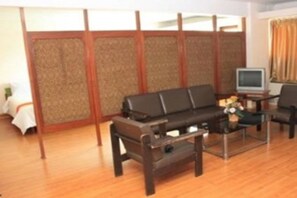 Living area - Sripatana Hotel (Nakhon Ratchasima)