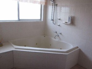 House, 4 Bedrooms | Bathroom - Wemberley LakeHouse (Wangi Wangi)