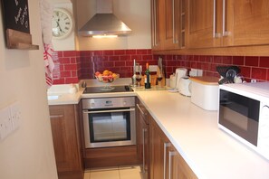 Kylskåp, mikrovågsugn, ugn och spishäll