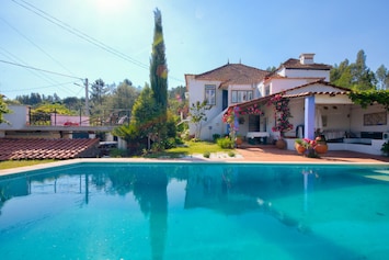 Bela vista do exterior da piscina e da magnifica casa