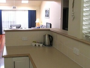 Villa, 3 habitaciones | Cocina privada | Microondas, horno, parrilla de estufa y lavavajillas 