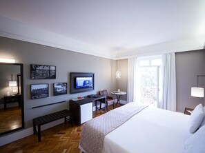 A hotel room with a bed, desk, chair, and a television. - Hotel Escola Bela Vista (Volta Redonda)
