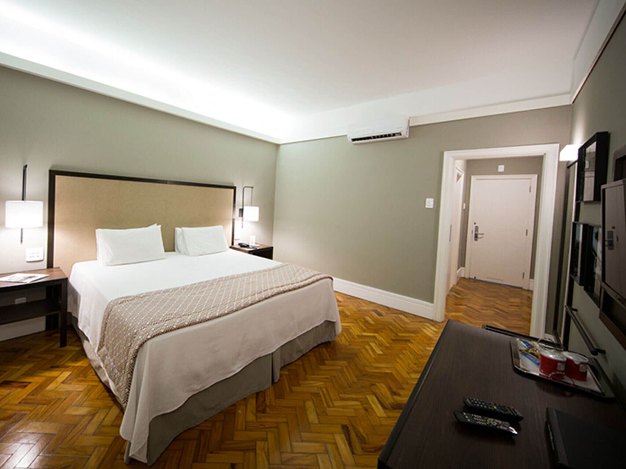 deluxe apartment | minibar, in-room safe, laptop workspace, blackout curtains