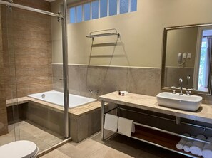 Suite estudio superior, 1 habitación, vista al jardín | Baño | Amenidades de baño gratuitas, secadora de cabello, toallas, jabón 