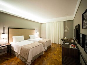 Minibar, in-room safe, laptop workspace, blackout drapes - Hotel Escola Bela Vista (Volta Redonda)