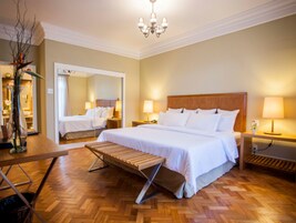 Presidential Suite | Minibar, in-room safe, laptop workspace, blackout drapes