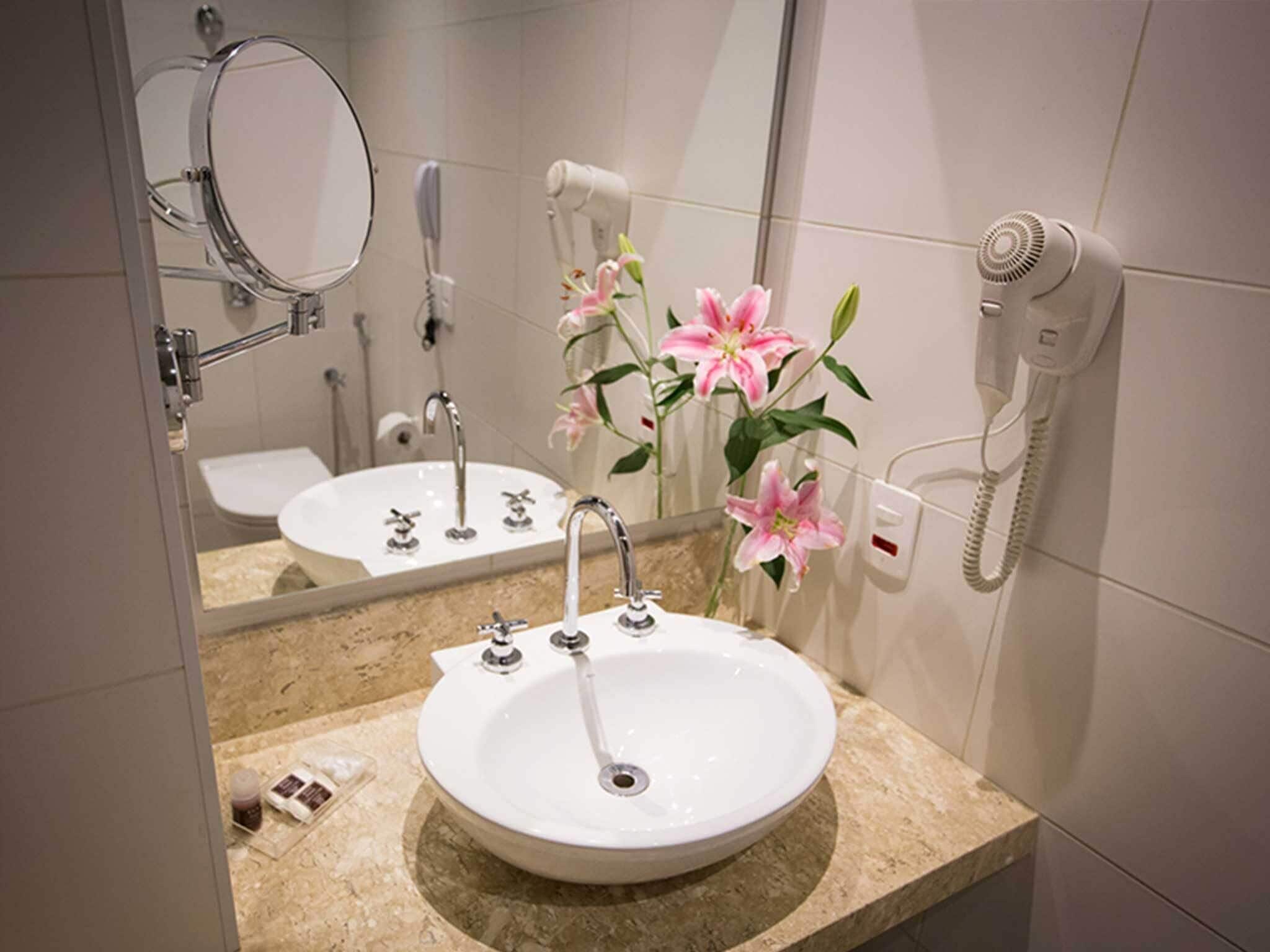 deluxe apartment | bathroom | separate bathtub and shower, deep-soaking bathtub, free toiletries