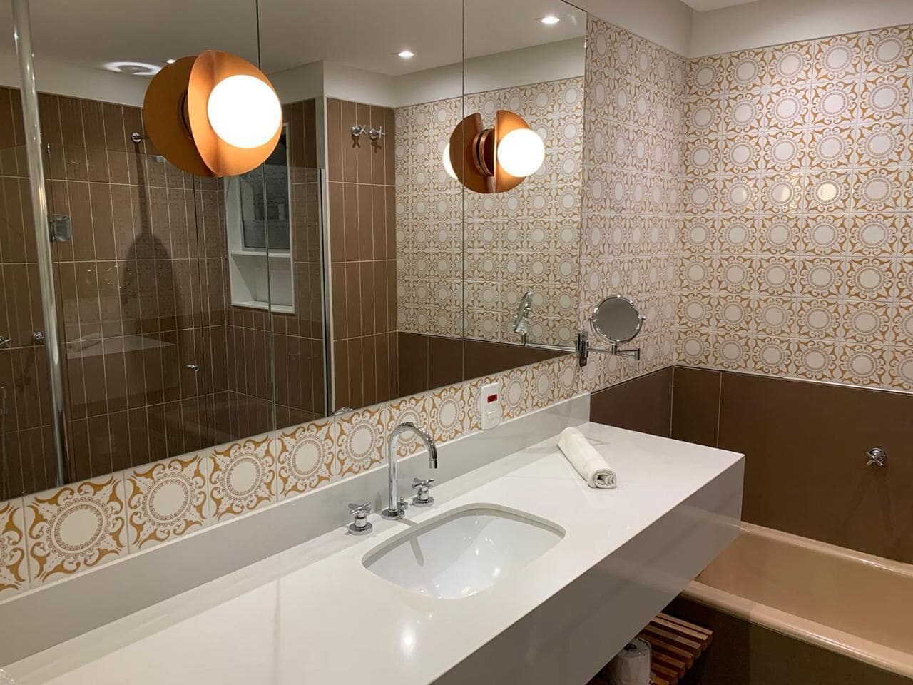 deluxe apartment, bathtub | bathroom | separate bathtub and shower, deep-soaking bathtub, free toiletries