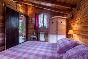 1 habitación, tabla de planchar con plancha y cuna de viaje 