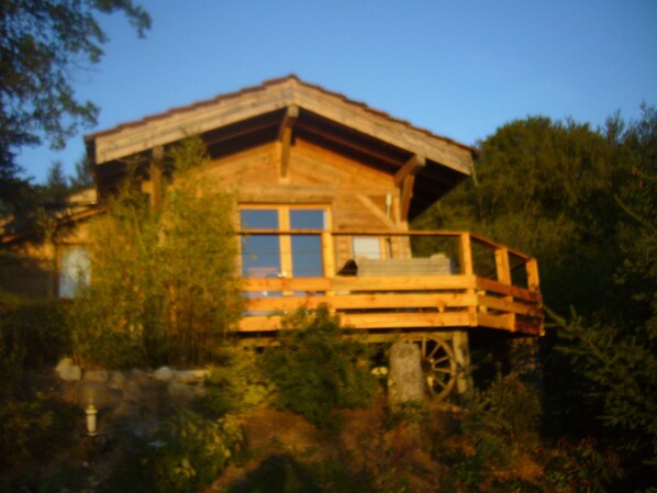 A wooden cabin with a balcony, surrounded by trees. - Savoyard chalet overlooking Lac LÉMAN (Armoy)