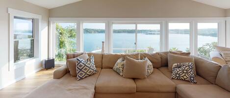 Smart TV, fireplace, stereo