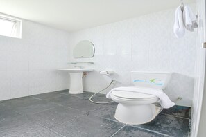 Shower, soap, shampoo, toilet paper - DD Residence Rayong (Rayong)
