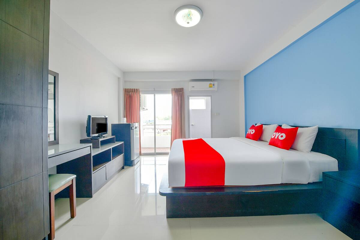 Minibar, desk, WiFi (free)