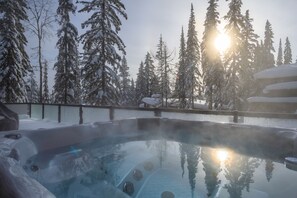 A hot tub surrounded by snow-covered trees and a clear sky. - Just completed 4 bedroom, 5 bathroom modern Town home, pool table, sleeps 10 (Golden)