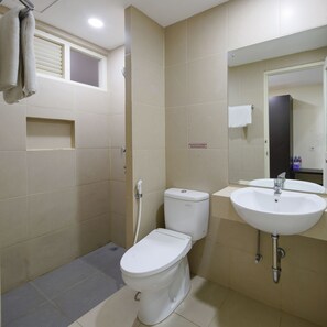 Shower, towels - Grand Kebonsari (Surabaya)