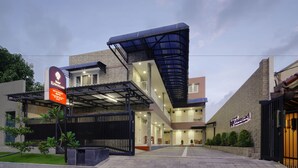 Un hôtel moderne doté d’une architecture originale, caractérisé par un toit en pente et un espace d’entrée abrité.