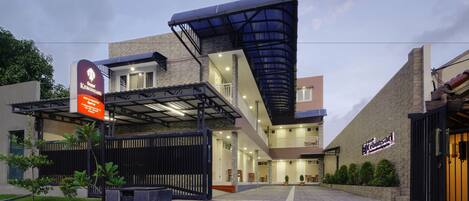 Majoituspaikan julkisivu illalla/yöllä