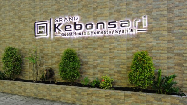 Un immeuble sur lequel on peut lire l’inscription suivante : « Grand Kebonsari Guest House & Homestay Syariah ».