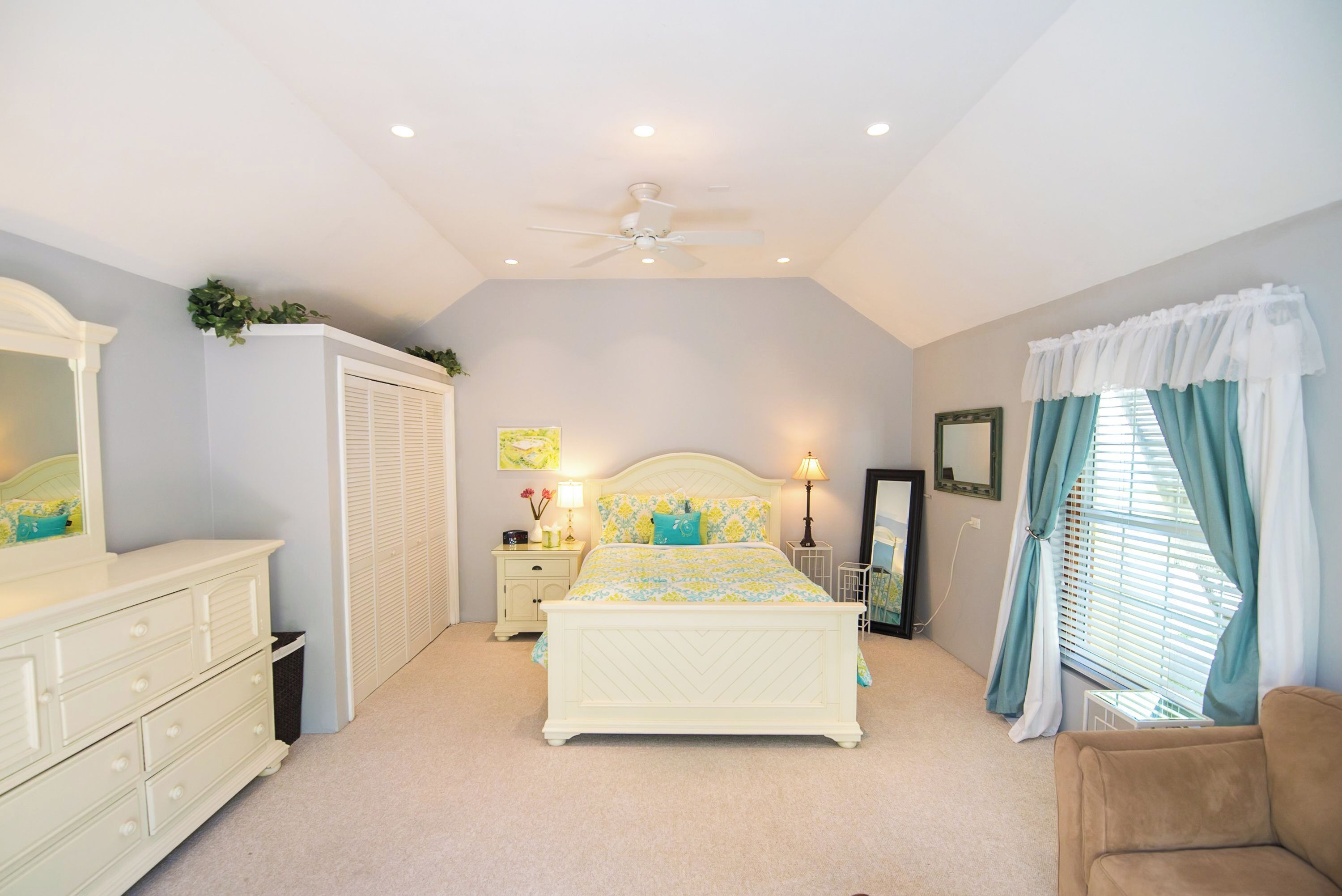 4 bedrooms, in-room safe, desk, iron/ironing board