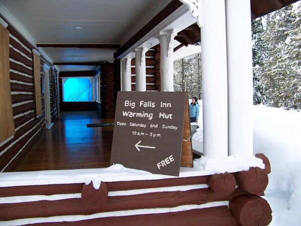 Un panneau indiquant l’emplacement du refuge chauffé de Big Falls Inn, et précisant qu’il est ouvert les samedis et les dimanches de 10h à 15h.