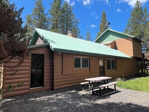 Exterior - Gateway To Yellowstone Park And Outdoor Adventure. FREE internet and cleaning. (Island Park)