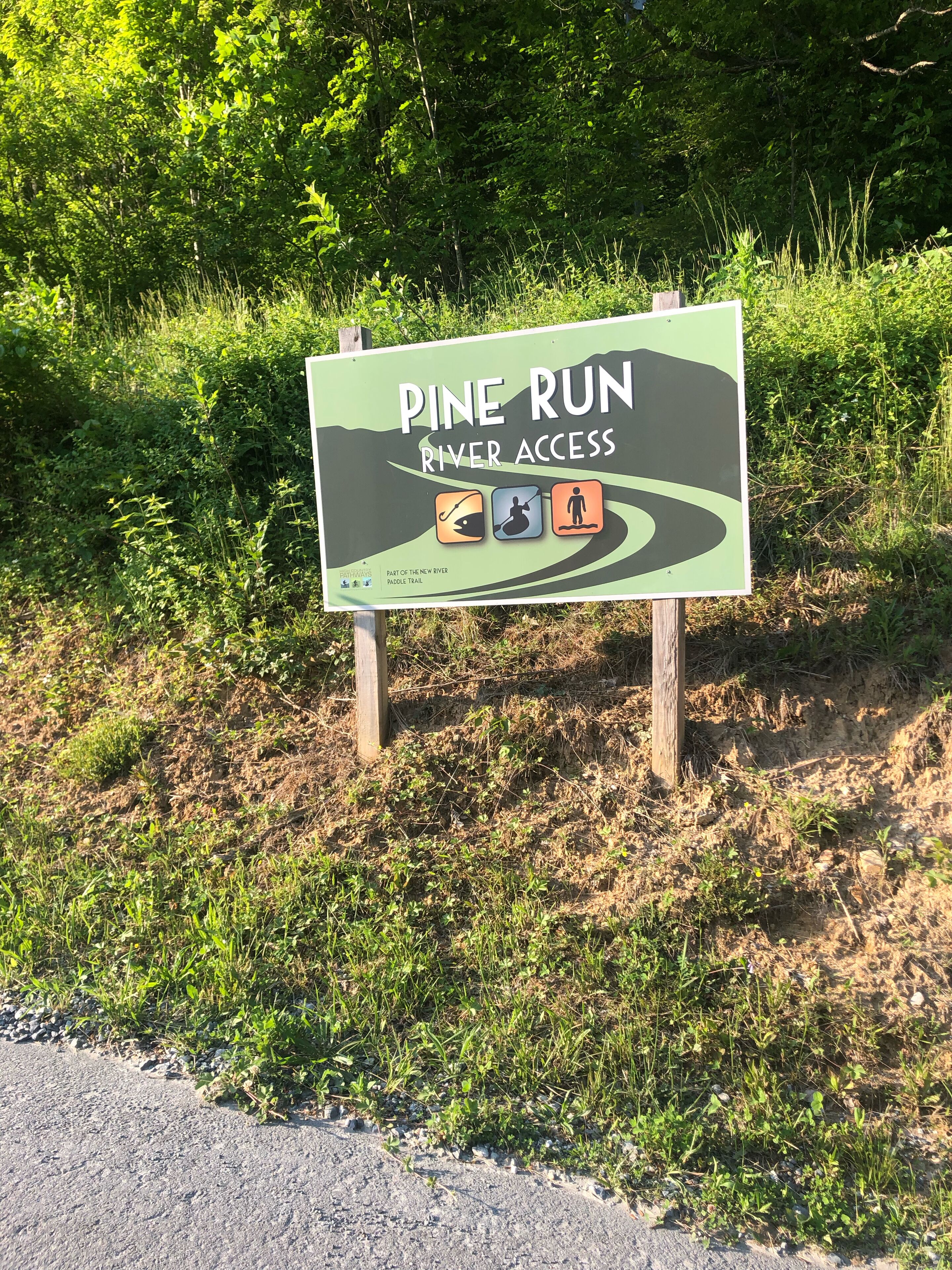 Un panneau indiquant l’accès à la rivière Pine Run, avec des symboles représentant un sentier, un fauteuil roulant et un piéton.