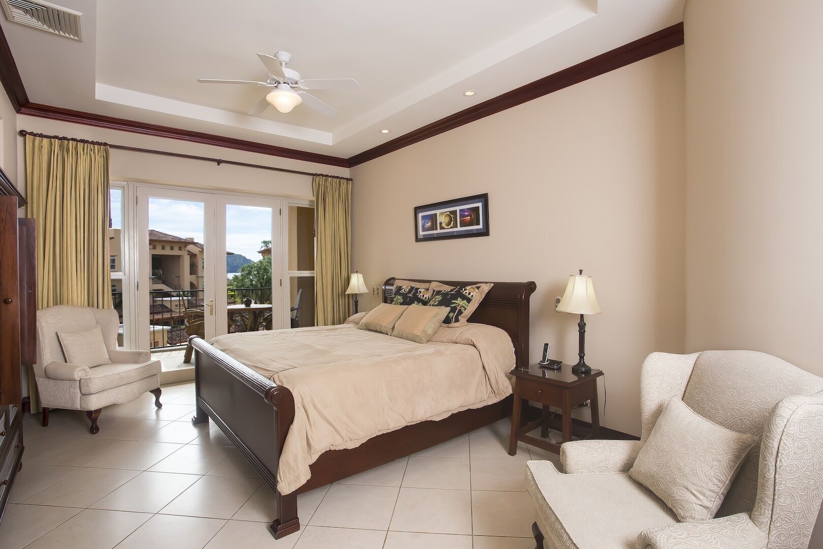 3 soverom, safe på rommet, strykejern/-brett og wi-fi (inkludert)