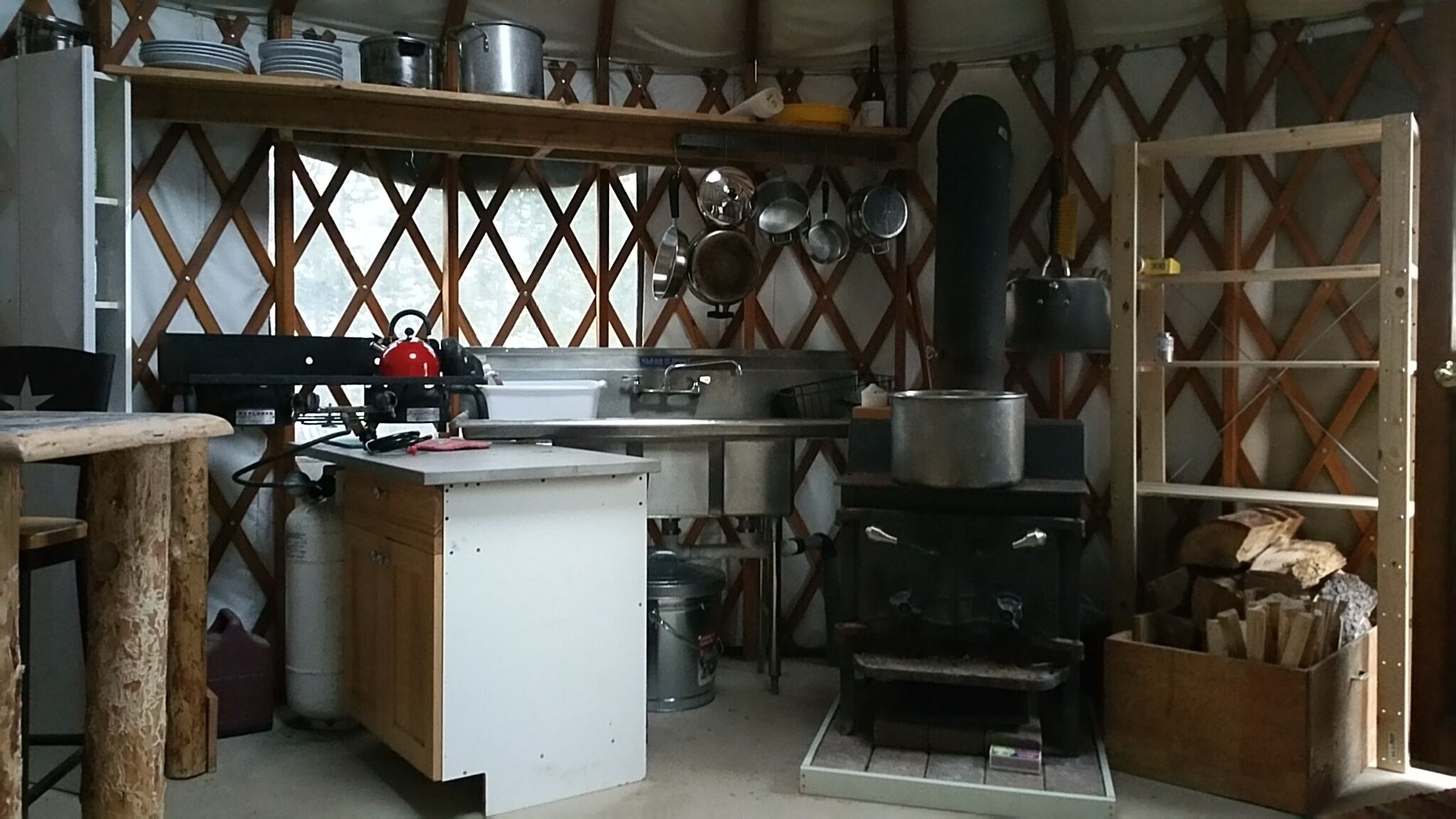 Stovetop, coffee/tea maker, electric kettle, cookware/dishes/utensils