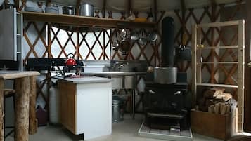 Stovetop, coffee/tea maker, electric kettle, cookware/dishes/utensils