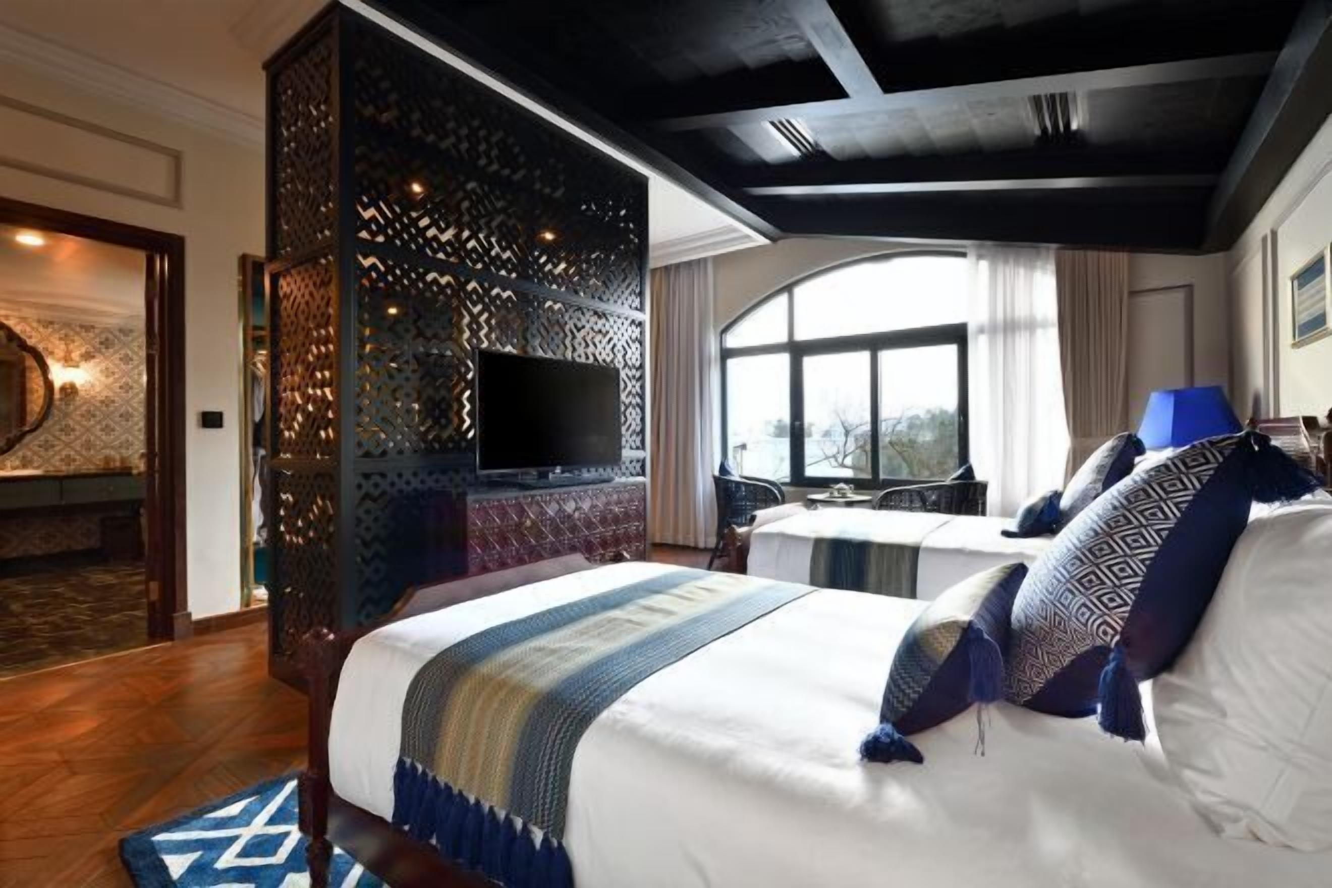 Premium bedding, minibar, in-room safe, desk