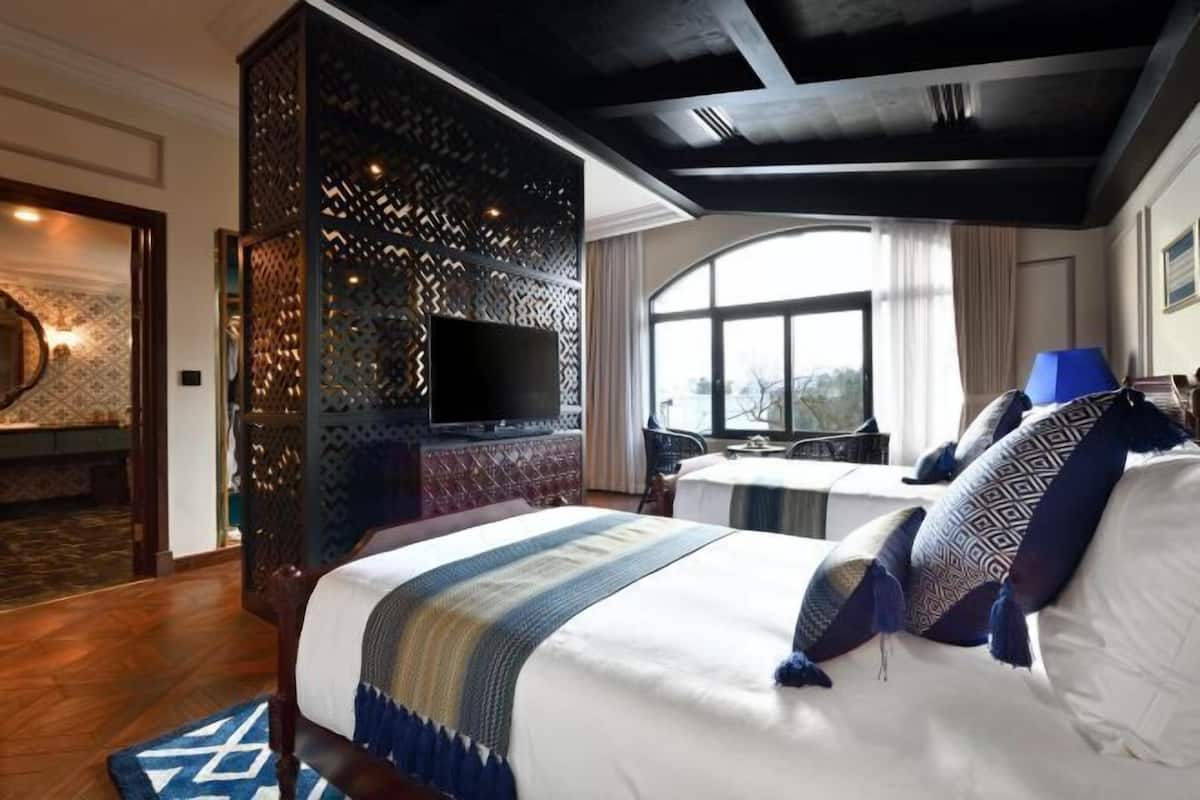 Premium bedding, minibar, in-room safe, desk