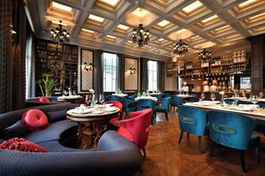 2 restaurants servant le petit déjeuner, le déjeuner et le dîner