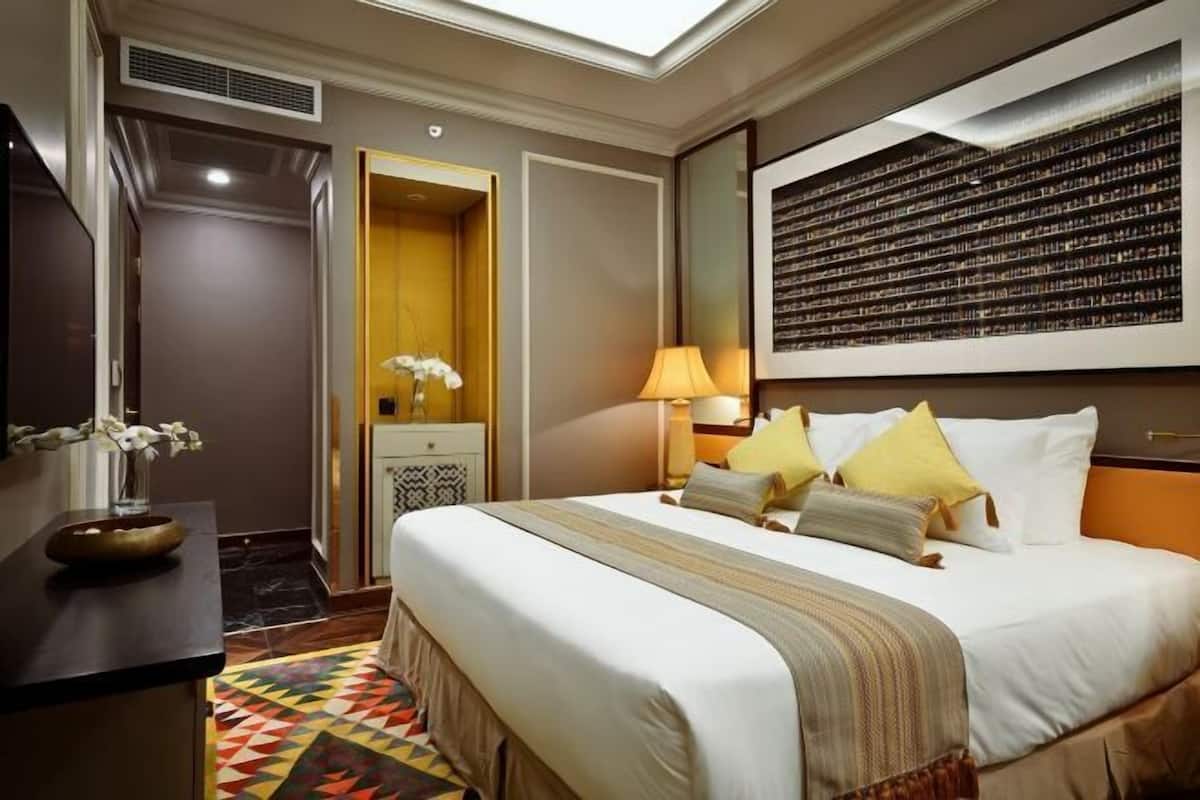 Premium bedding, minibar, in-room safe, desk