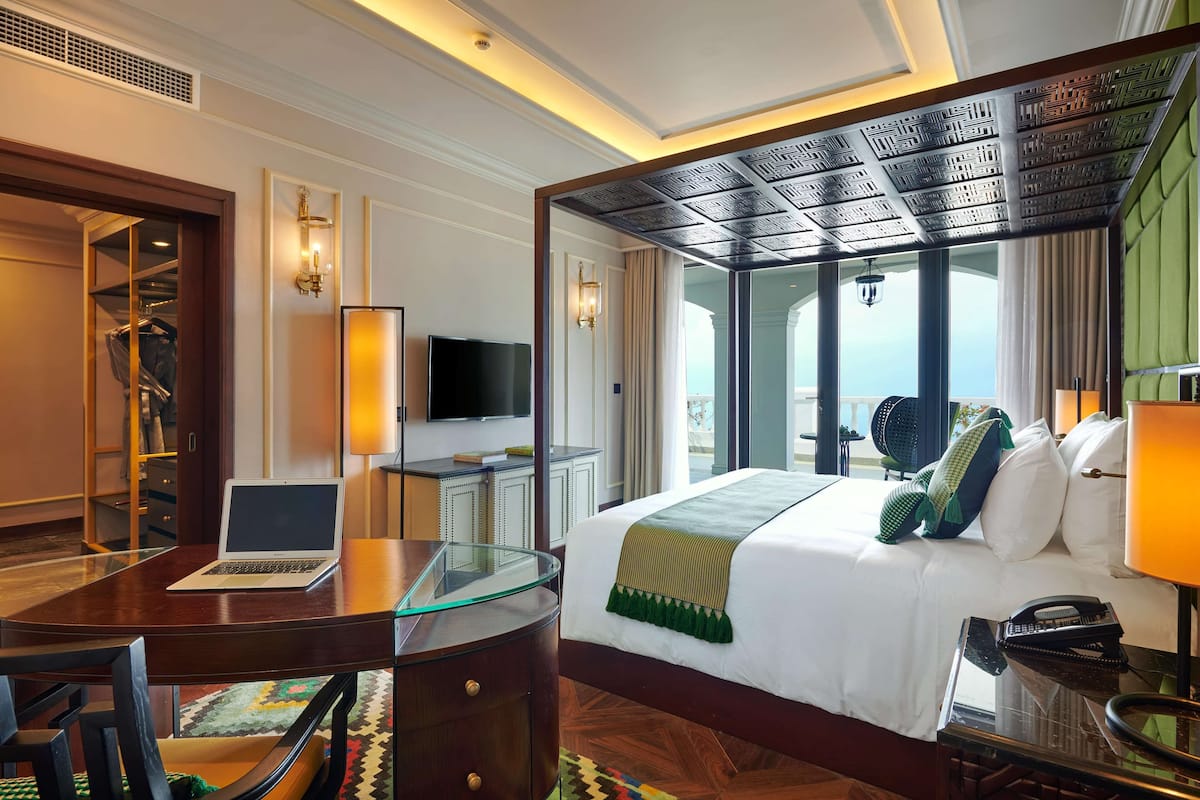 1 bedroom, premium bedding, minibar, in-room safe