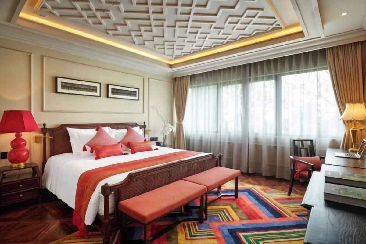 Premium bedding, minibar, in-room safe, desk