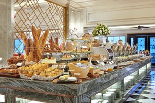 Daily buffet breakfast (VND 550000 per person)
