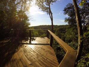 A wooden deck with a metal railing overlooking a forested area. - Cantos da Mata (Chapada dos Guimarães)