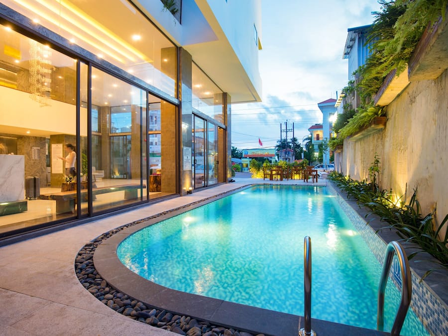 Una piscina al aire libre, sillones reclinables de piscina