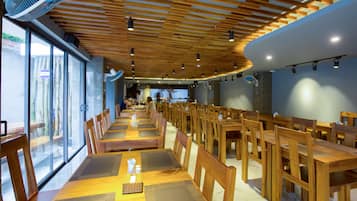Breakfast, lunch, dinner served; local and international cuisine
