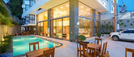 Piscine extérieure, chaises longues