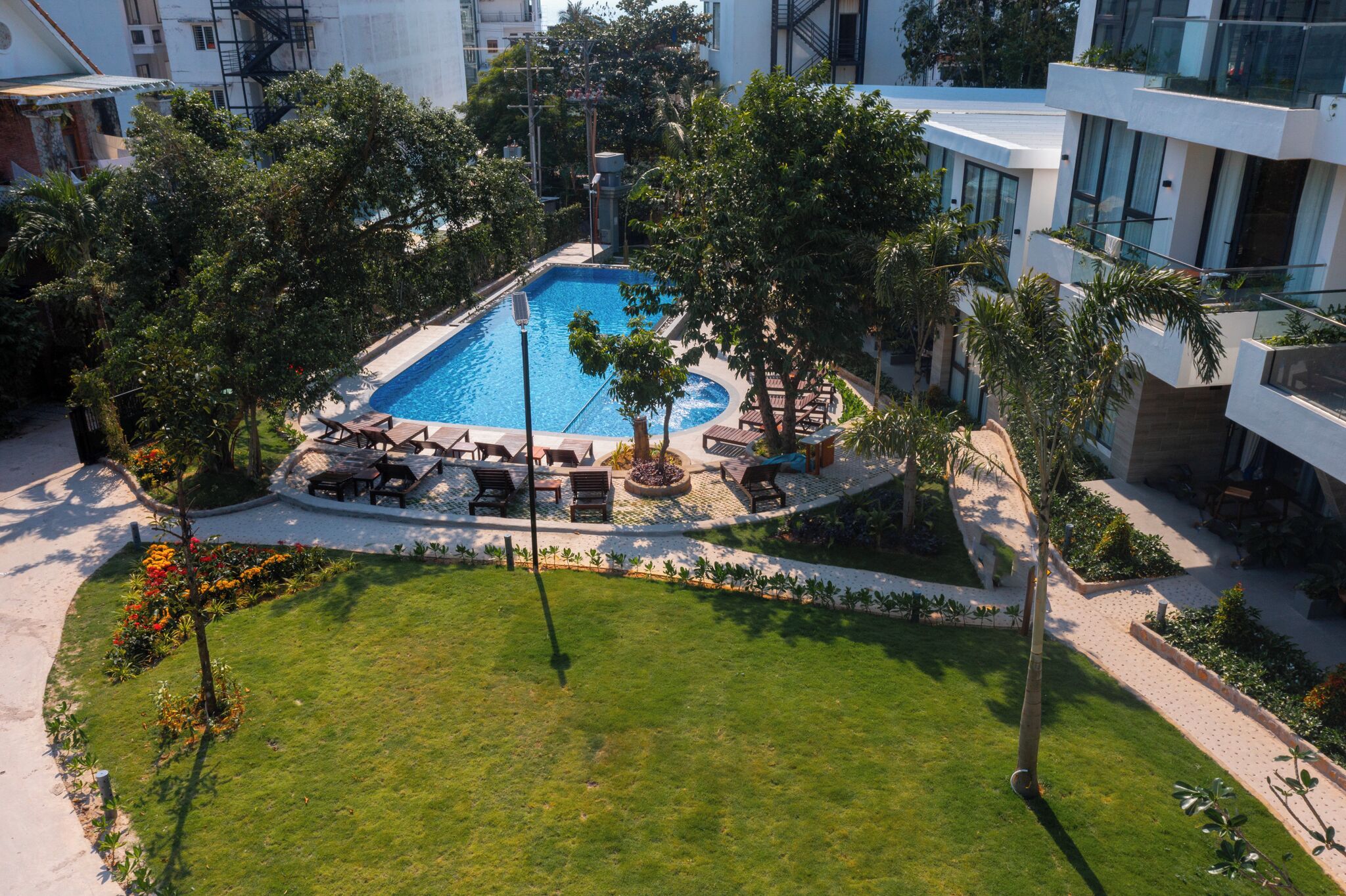 Alberca al aire libre y camastros 