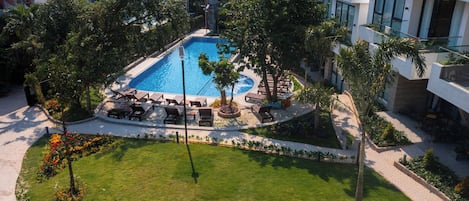 Alberca al aire libre y camastros