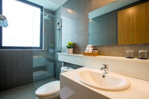 Deluxe-Doppelzimmer, Balkon | Badezimmer | Kostenlose Toilettenartikel, Haartrockner, Hausschuhe, Handtücher