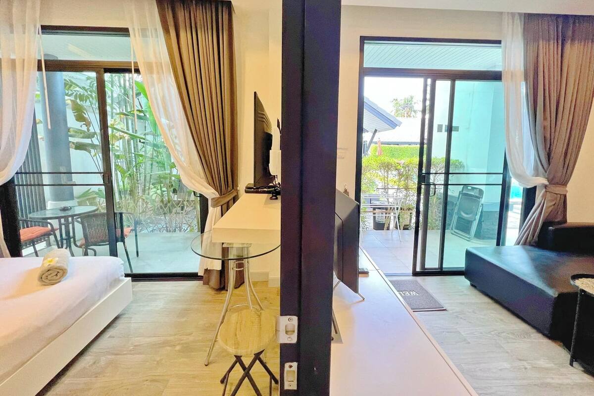 Honeymoon Suite with Garden View | Aire de séjour | Téléviseur à  écran plat de 42 po avec télévision par câble, téléviseur